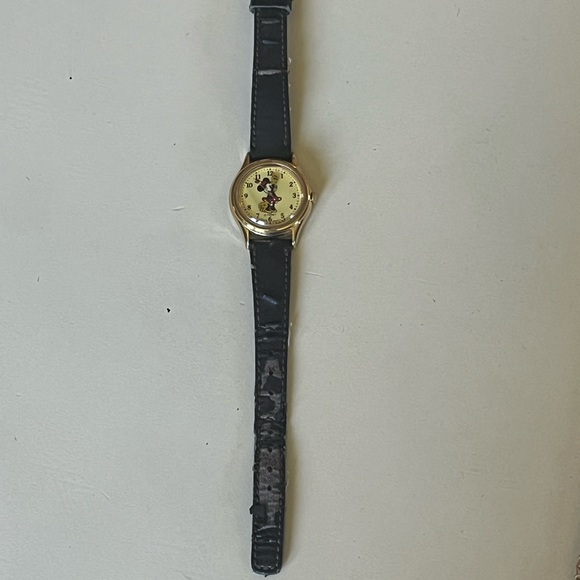 Disney Minnie Mouse Lorus Watch - Picture 2 of 6